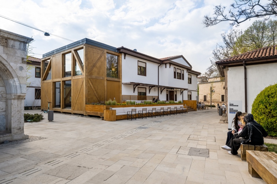 木构增建与公共空间 / Timber additions and public space