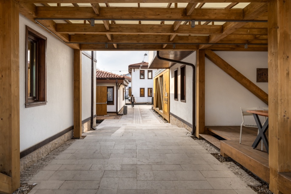 木构连廊与街巷 / Timber passage and lane