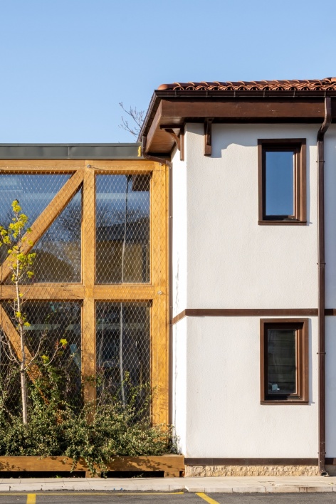 木框架与原有建筑 / Timber frames and existing buildings