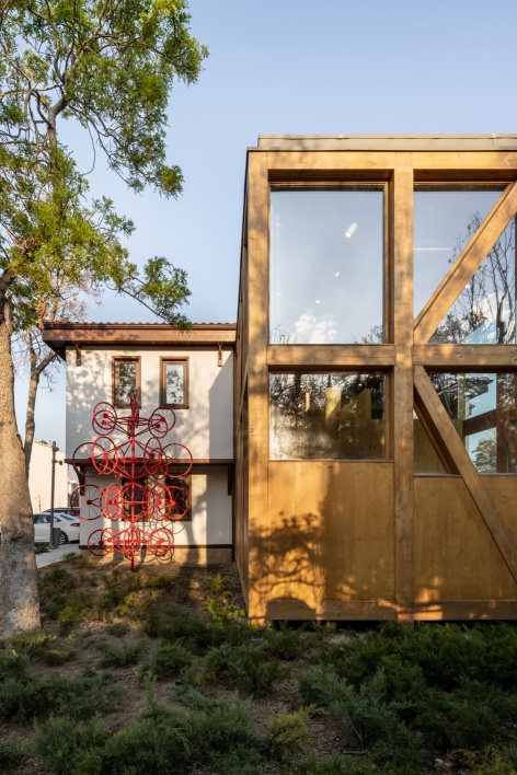 木框架与原有建筑 / Timber frames and existing buildings