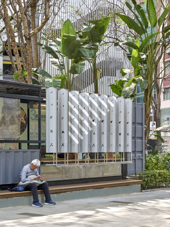 回收百叶立面与休憩的市民 / the recycled louver facade with a resting citizen
