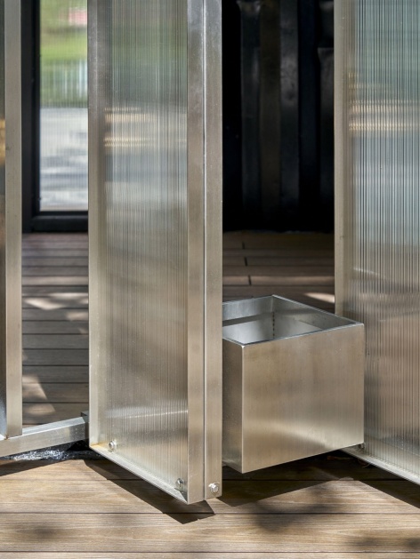 回收集装箱板与不锈钢构造细部 2 / details of recycled container panels and stainless steel construction 2