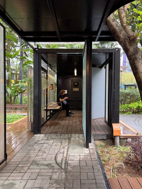 展亭使用 – 市民休息 2 / the pavilion in use – citizens resting 2