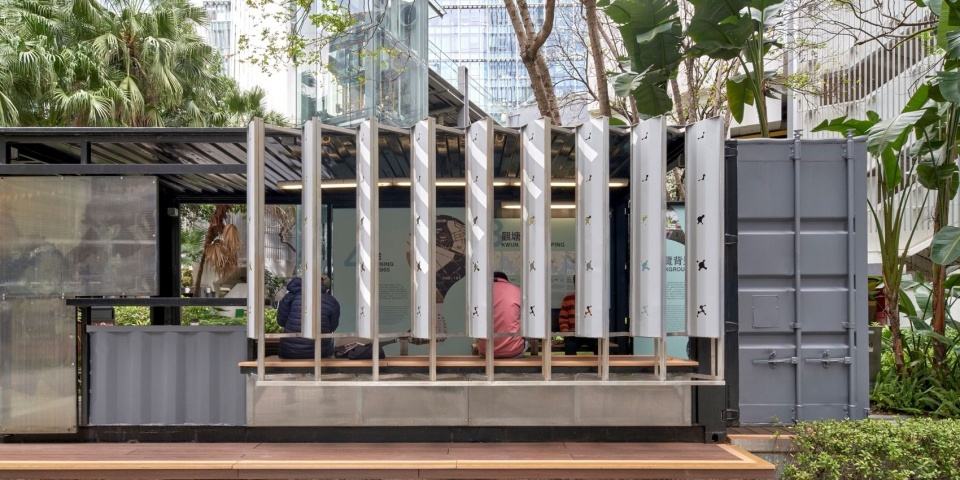 回收旧集装箱金属板重构的百叶立面 / the louvered facade rebuilt from recycled container metal panels