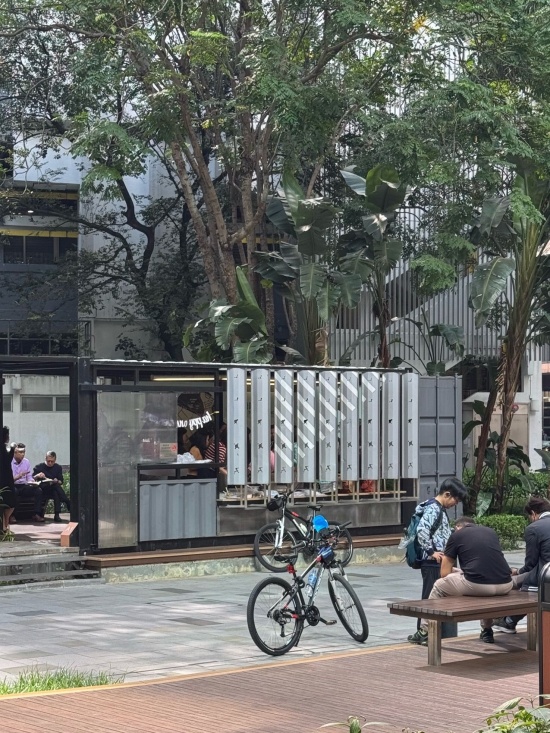 展亭使用 – 外送人员休息 / the pavilion in use – delivery workers resting