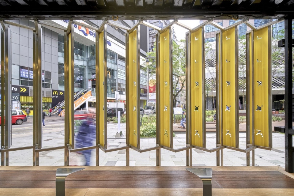从展亭内望向街道 / view from inside the pavilion toward the street