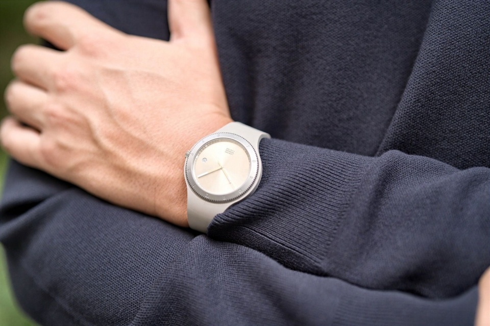 浅灰色表带的佩戴效果 / Wearing the light grey strap