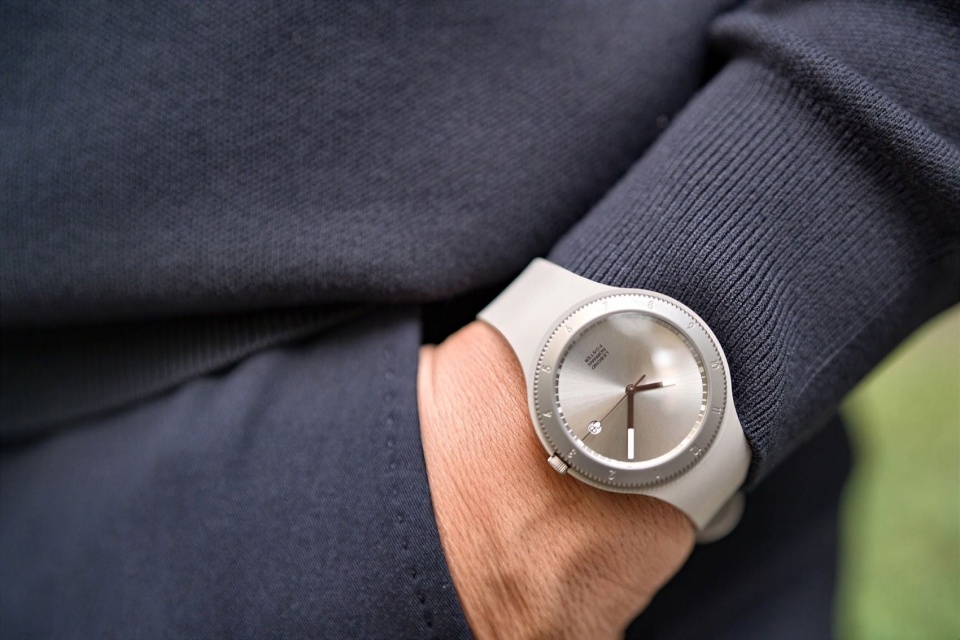 原色钛金属版的腕上细节 / Natural Titanium Edition on the wrist