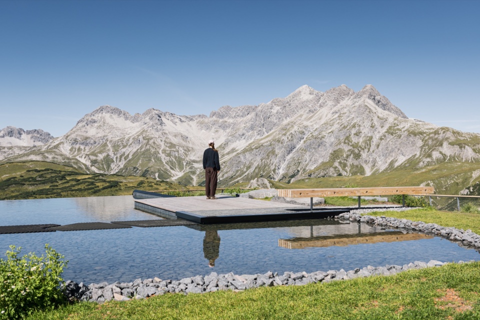 山顶水池与周边山景 / The mountain-top water basin and surrounding landscape