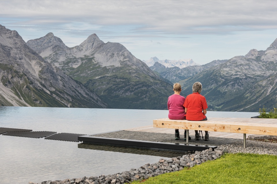 面向群山的休憩座椅 / Seating with views towards the mountains