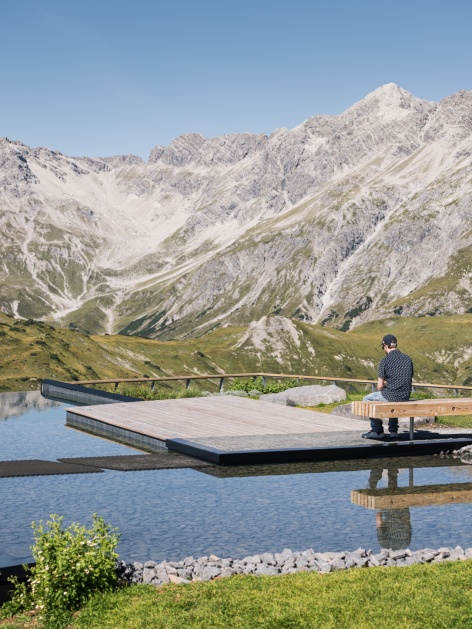 水池边的停留空间 / A place to pause by the water