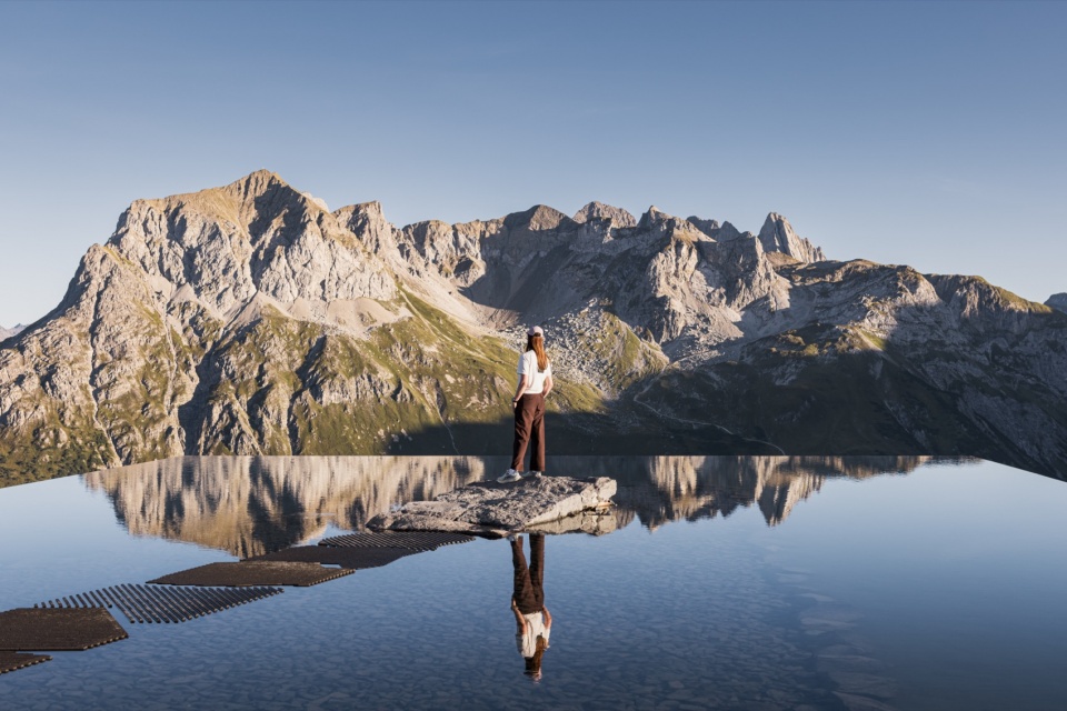 群山与访客在水面的倒影 / Reflections of the mountains and visitors
