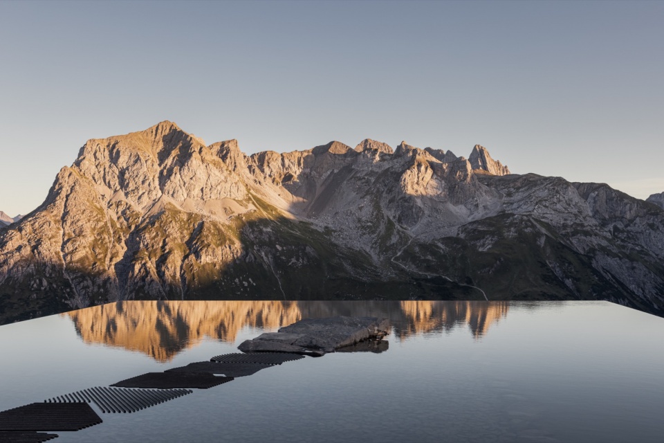山峰映入浅水池 / Mountain peaks reflected in the shallow basin