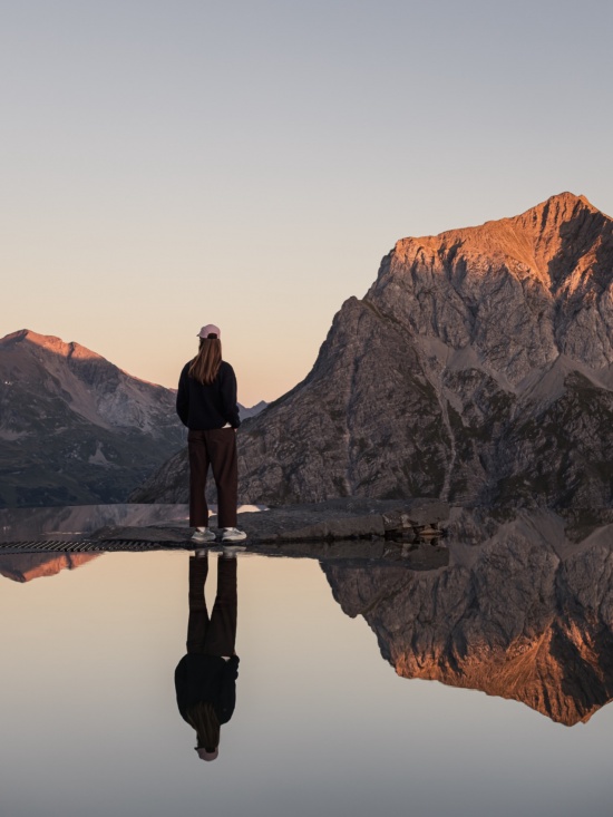 夕照中的山峰与人影 / Mountain peaks and a visitor reflected at sunset