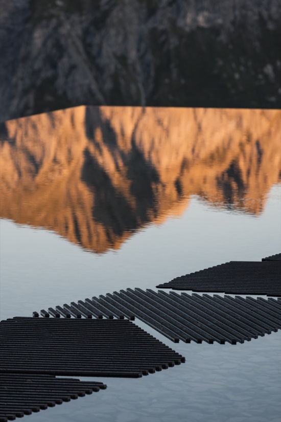 踏石与水面倒影细部 / Detail of the stepping stones and reflections