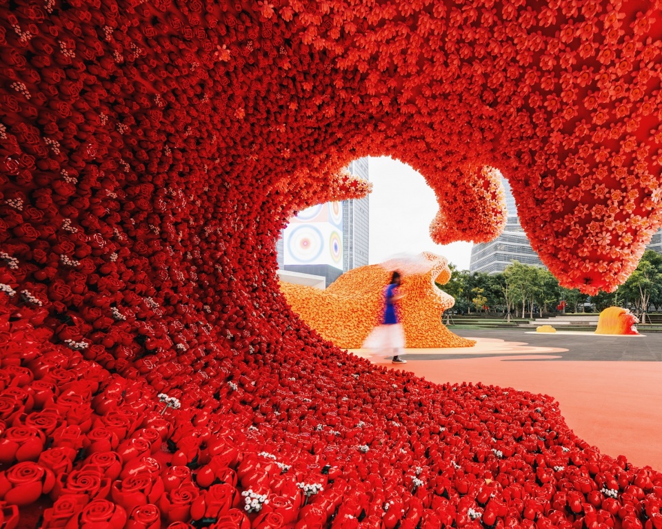 花浪中的开口 / An opening in the floral wave
