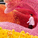 LEGO Bloom展览：38万朵积木花汇成巨浪，上海 / Our LEGO Agency