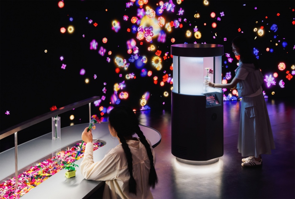 观众扫描自己的花卉作品 / A visitor scanning their floral creation
