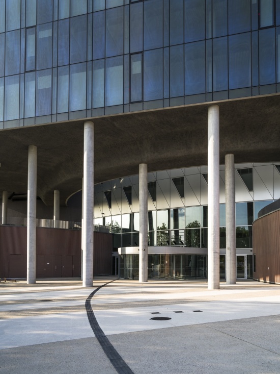 入口与基座柱廊 / The entrance and the colonnade