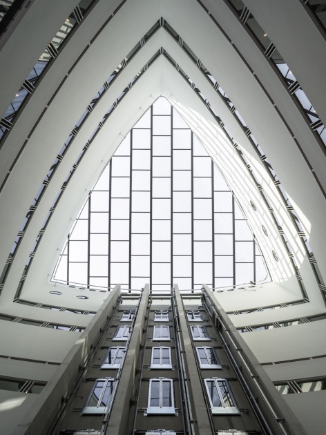 三角形塔楼中庭 / The atrium of the triangular tower