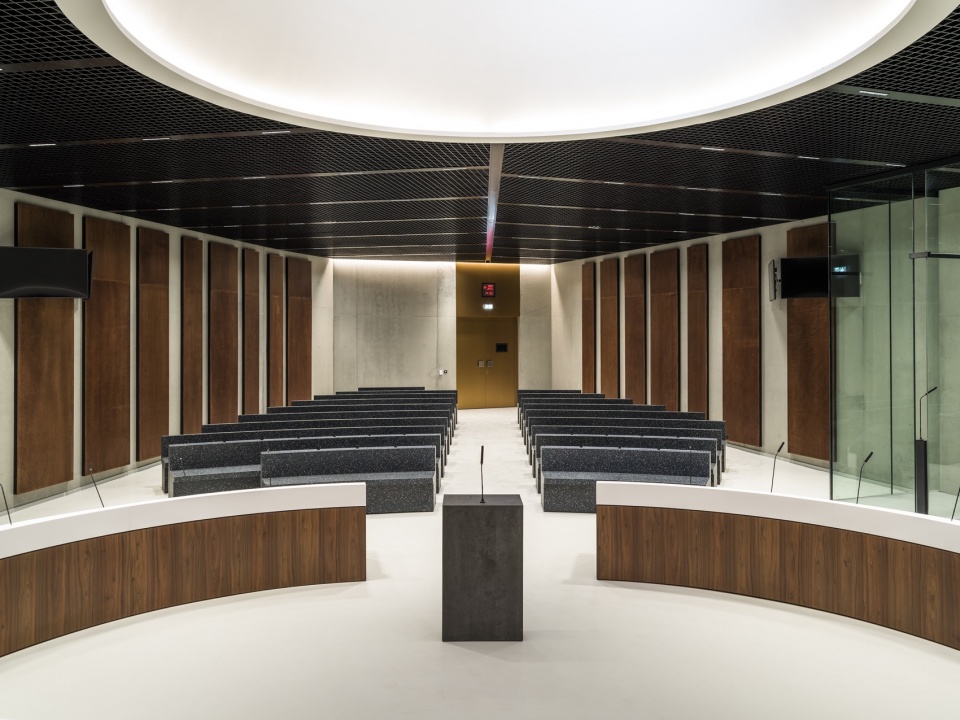 法庭内景 / Inside a courtroom