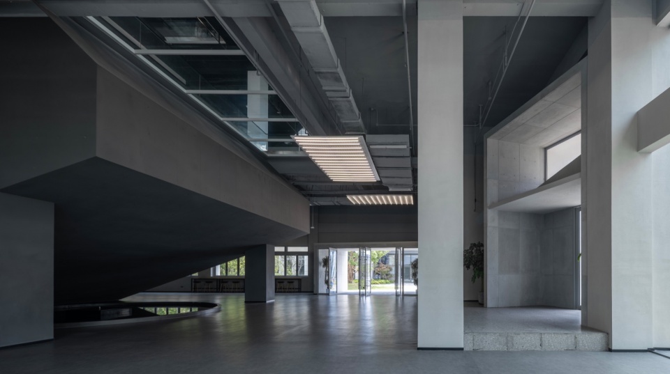 报告厅外部大厅 / Auditorium Lobby