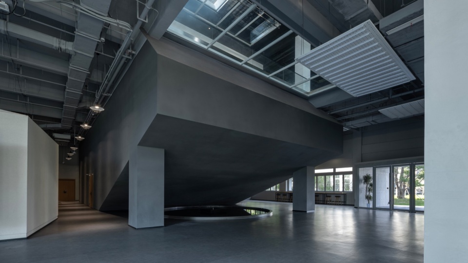 报告厅外部大厅 / Auditorium Lobby