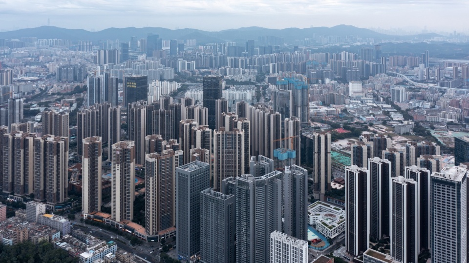 高密度城市环境中的学校区位鸟瞰 / aerial view of the school's high-density urban context