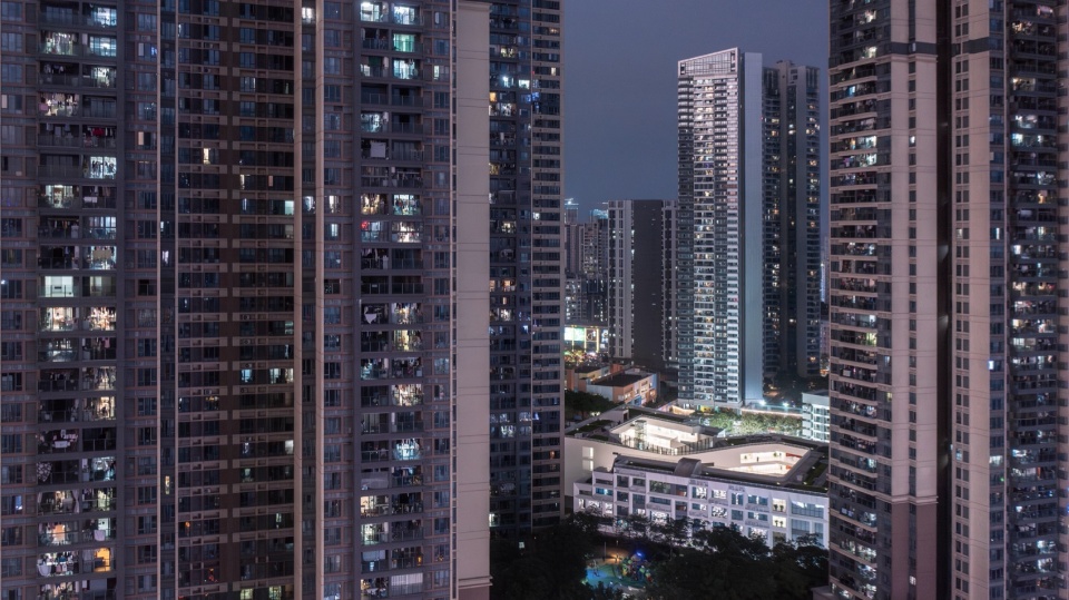 夜晚从周边高层住宅俯瞰校园 / the campus seen at night among the surrounding high-rises