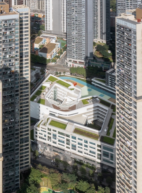 俯瞰校园全貌:双环教学楼与操场 / aerial view of the campus with the double-ring teaching building and playground