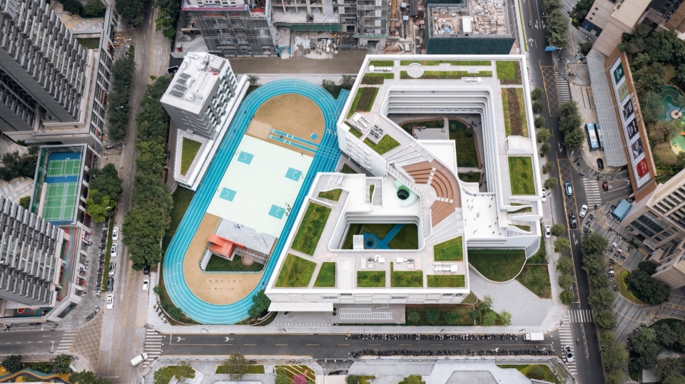 校园正俯视 / top-down aerial view of the campus, playground and community park