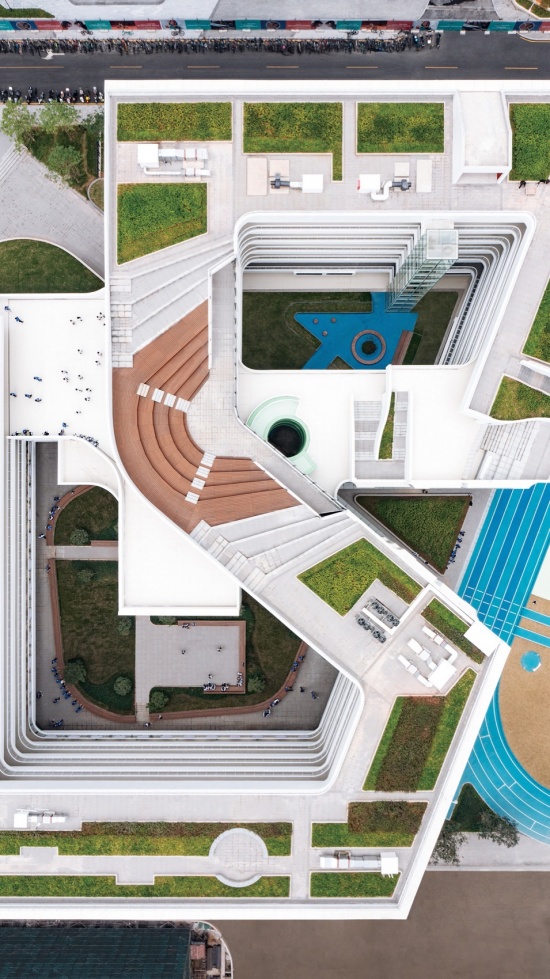 俯瞰屋顶平台与屋顶剧场 / top-down view of the roof platforms and rooftop theater