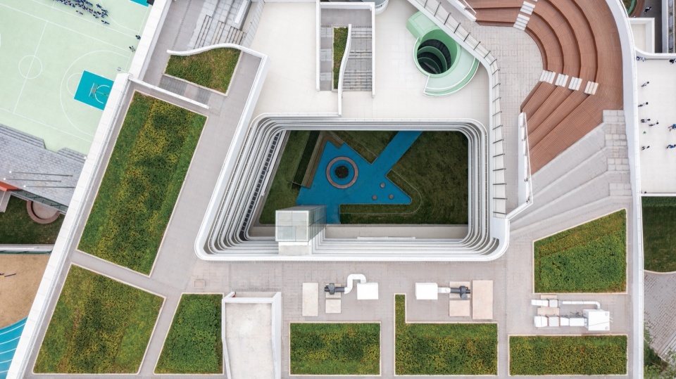 俯瞰教学楼中庭与屋顶绿化 / top-down view of the atrium and roof gardens