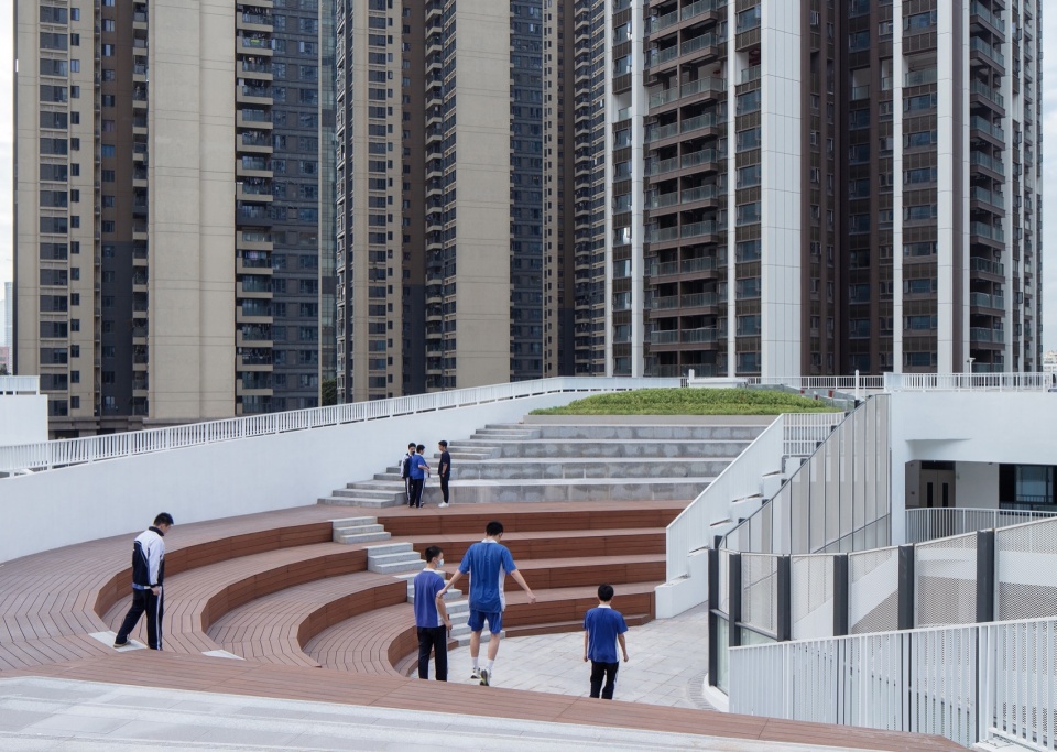 屋顶剧场的弧形看台 / the curved seating of the rooftop theater