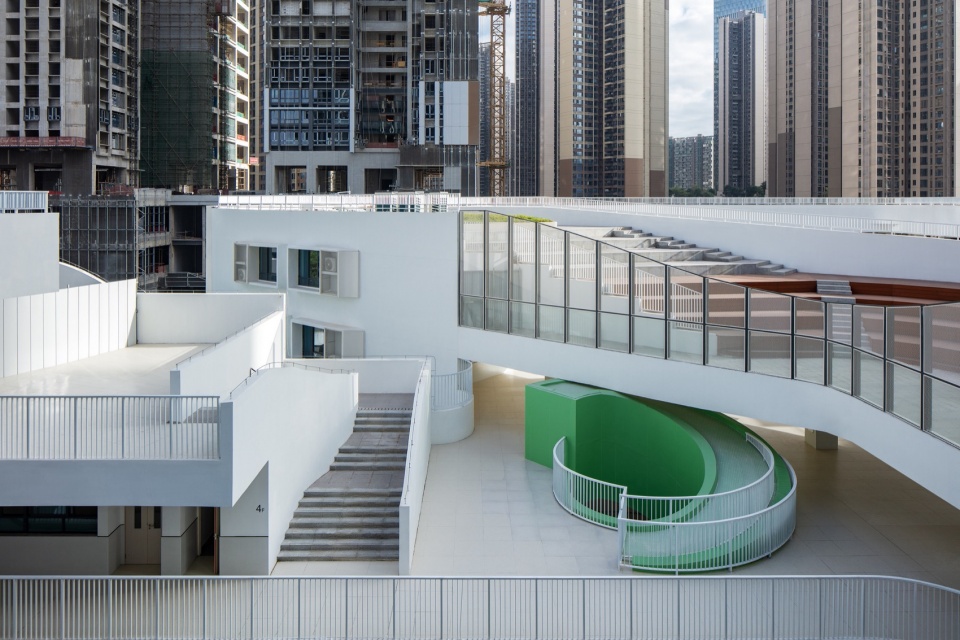 四层平台与绿色旋转楼梯 / the fourth-floor platform and the green spiral staircase