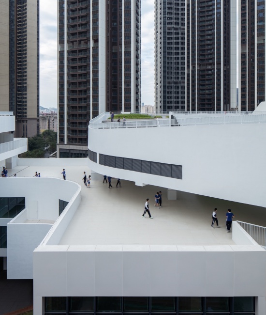 学生穿行于各层平台之间 / students moving between the terraced platforms