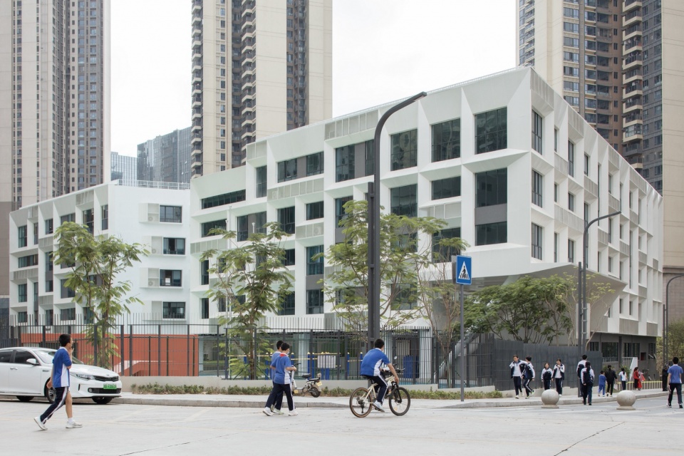 街道视角的教学楼 / street view of the teaching building