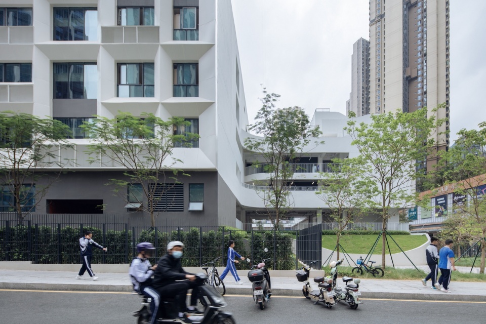 沿鸿光路的校园界面与社区公园 / the campus edge along Hongguang Road and the community park