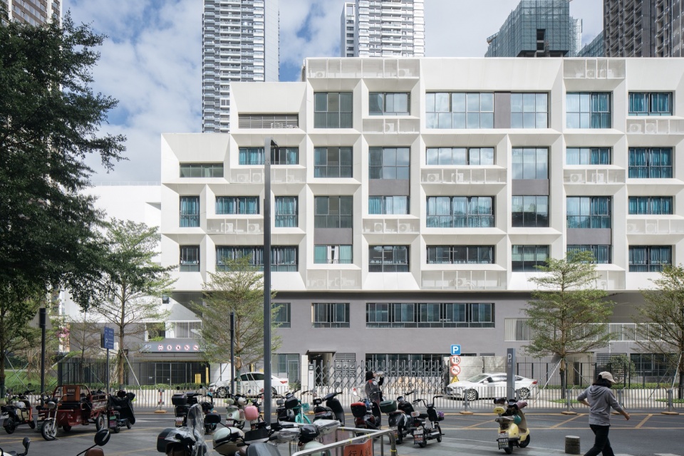 宿舍楼的模块化立面 / the modular facade of the dormitory building