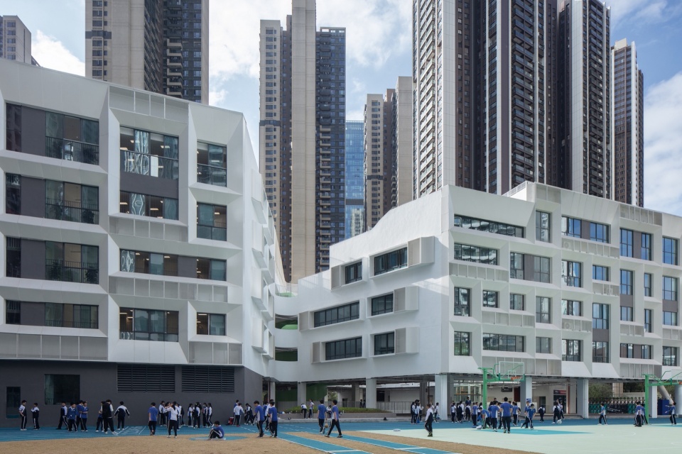 从操场望向教学楼与架空首层 / view from the playground toward the lifted ground floor