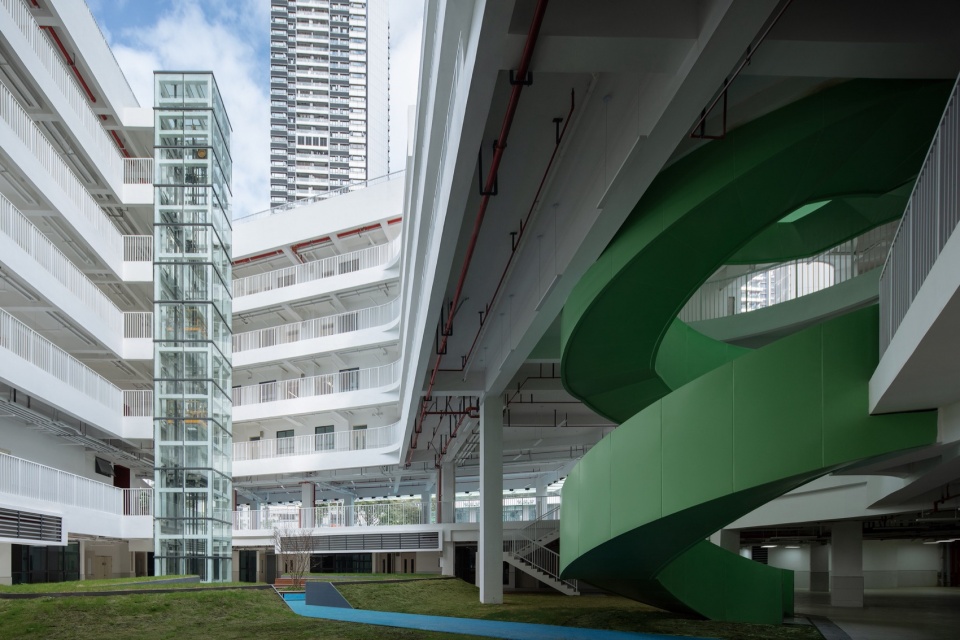 架空首层与绿色旋转楼梯 / the lifted ground floor with the green spiral staircase
