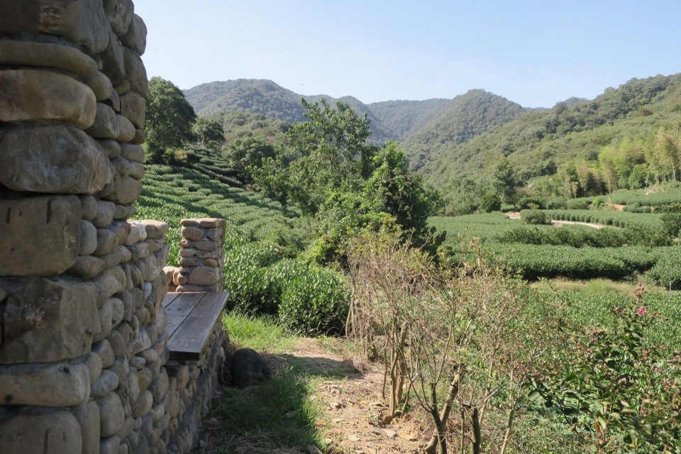 茶亭北侧石墙与坐凳 / North stone wall and benches