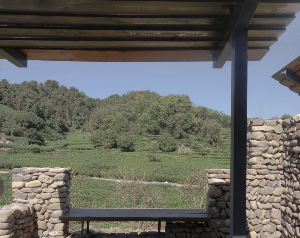 从茶亭内看北侧茶山 / Tea hills to the north from inside