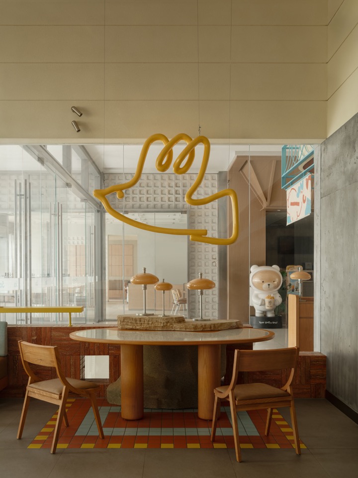 窗边圆桌 / Round table by the window