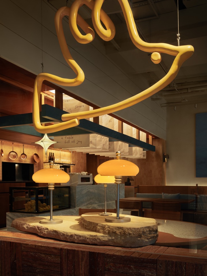 圆桌与艺术灯饰 / Round table and sculptural light