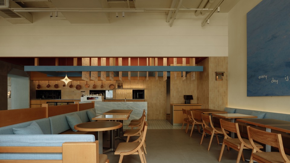 蓝色卡座与吧台 / Blue seating and bar
