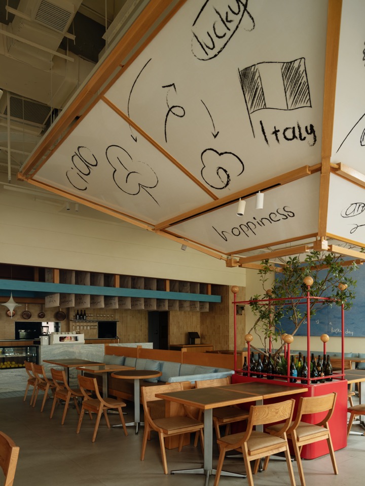 帆形顶面与就餐区 / Sail-like ceiling and dining area