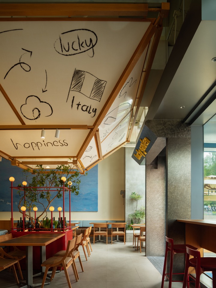 顶面与窗边就餐区 / Ceiling and window-side dining