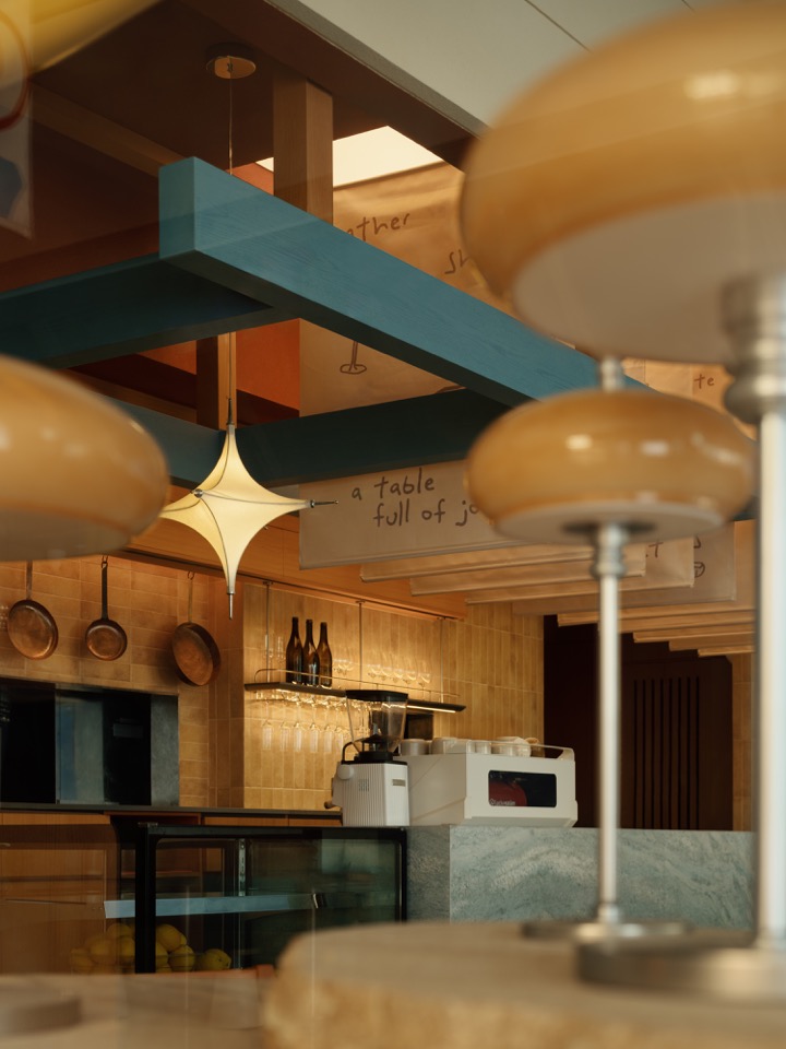 灯具与吧台细部 / Lighting and bar detail