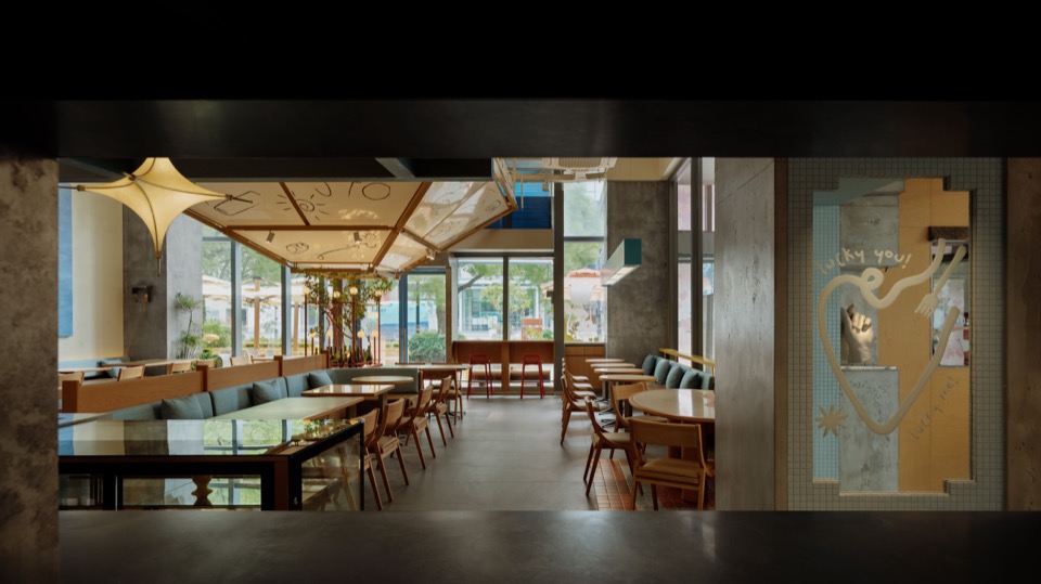 由门廊望向餐厅 / View into the restaurant from the entrance